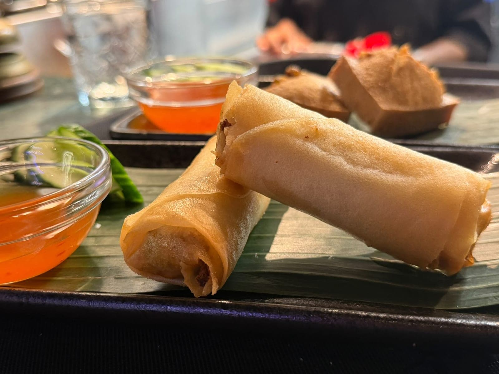 Krokante loempia op bananenblad met zoetzure dipsaus